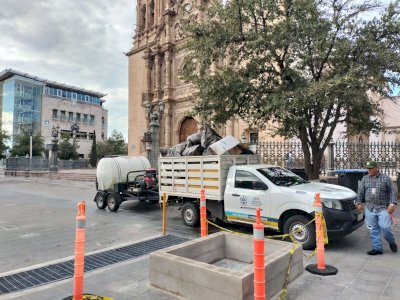 Limpian y dan mantenimiento a calles del centro de Chihuahua 