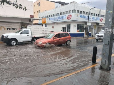 Dejan lluvias encharcamientos y baches en calles de Chihuahua