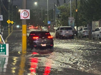 Reportan vehículos varados por calles inundadas en Chihuahua