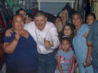 Ni la lluvia detuvo encuentro de Jáuregui con vecinos de Valle de la Madrid 