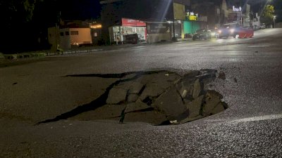 Abren lluvias enorme socavón en la Ramírez Calderon y Mirador 