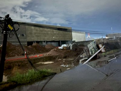 Derriba socavón dos postes en la avenida de Las Industrias
