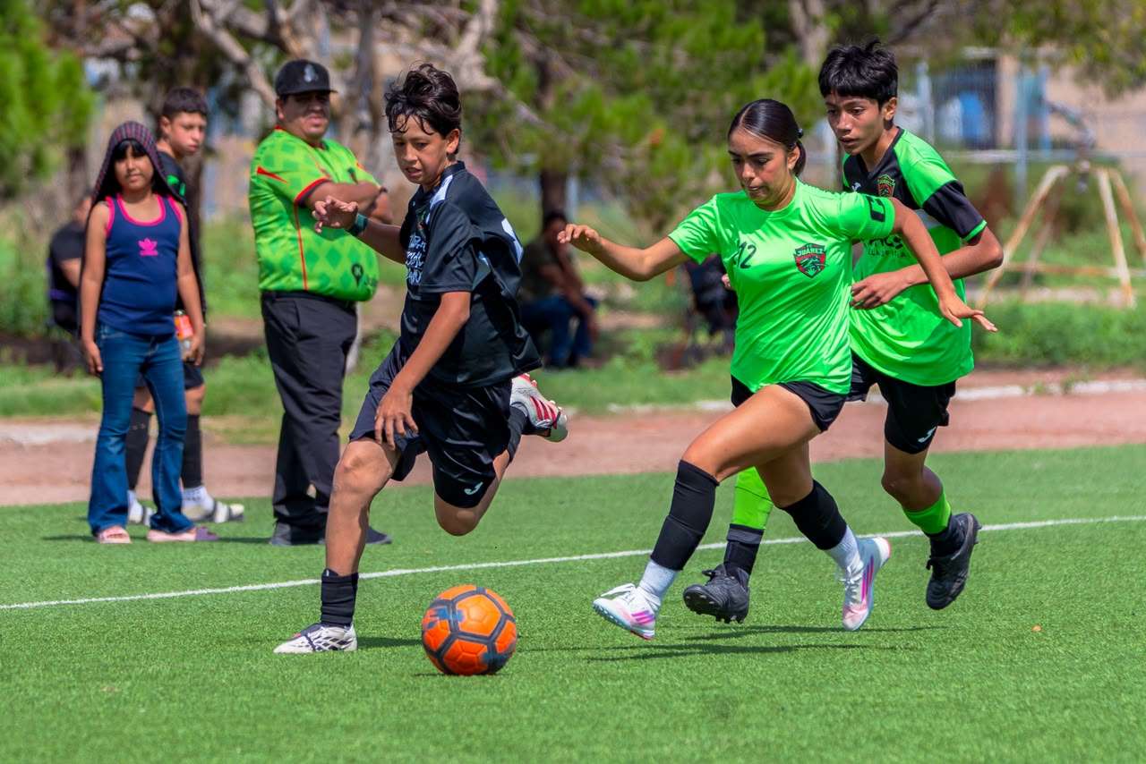 Coronan a campeones del torneo de Escuelas Oficiales de FC Juárez