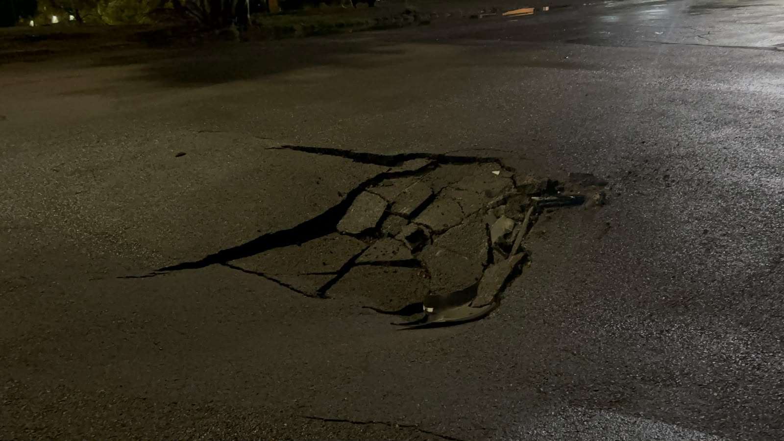 Abren lluvias enorme socavón en la Ramírez Calderon y Mirador