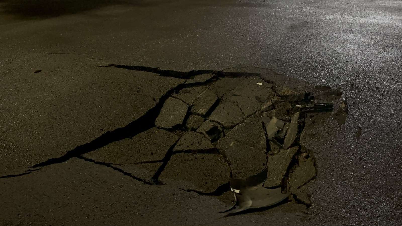 Abren lluvias enorme socavón en la Ramírez Calderon y Mirador