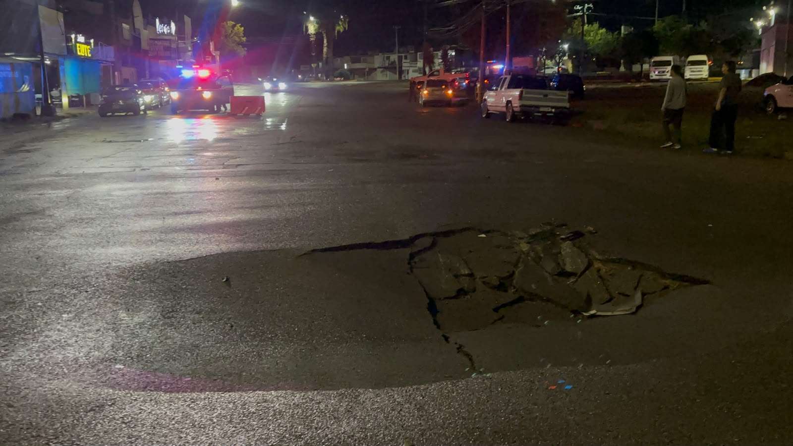 Abren lluvias enorme socavón en la Ramírez Calderon y Mirador
