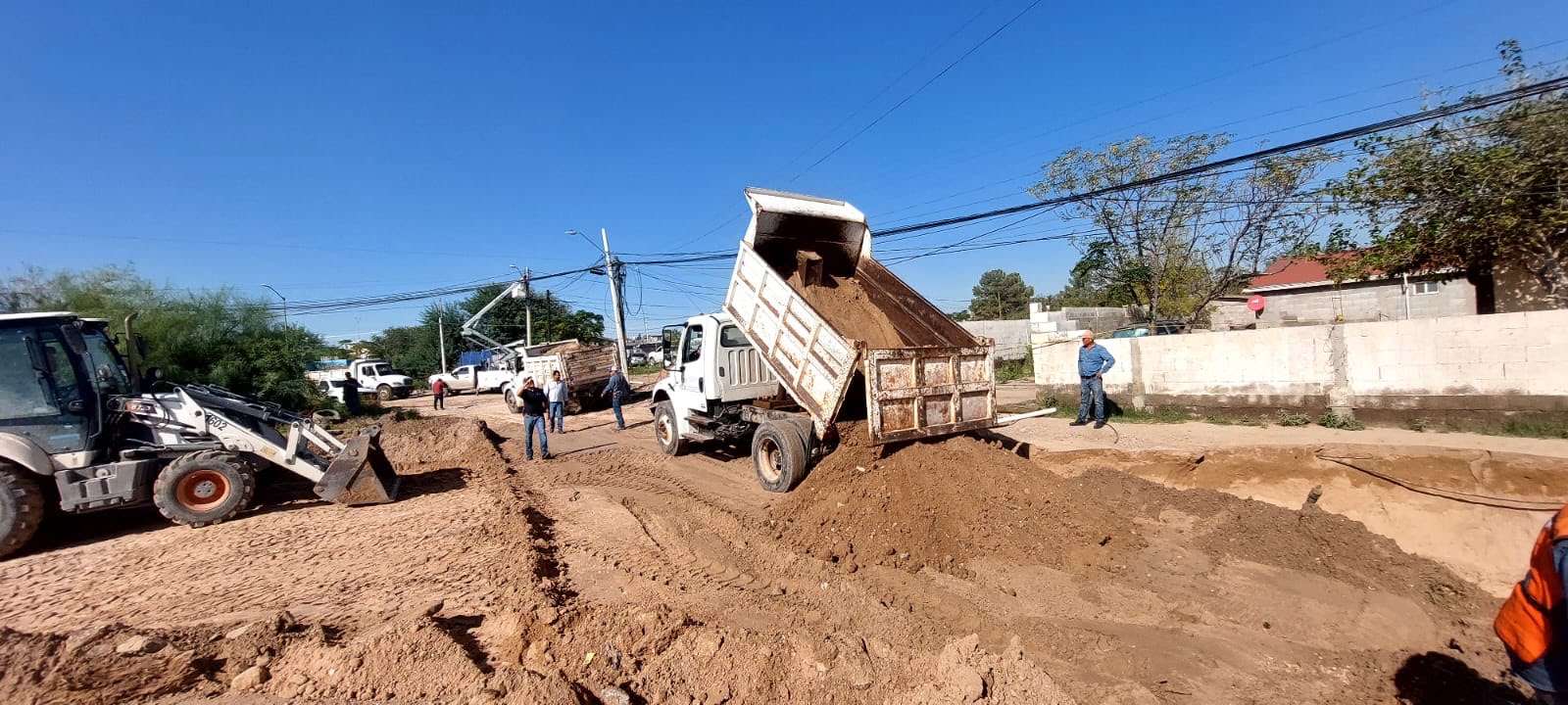 Despliegan maquinaria y personal en zonas afectadas por lluvias