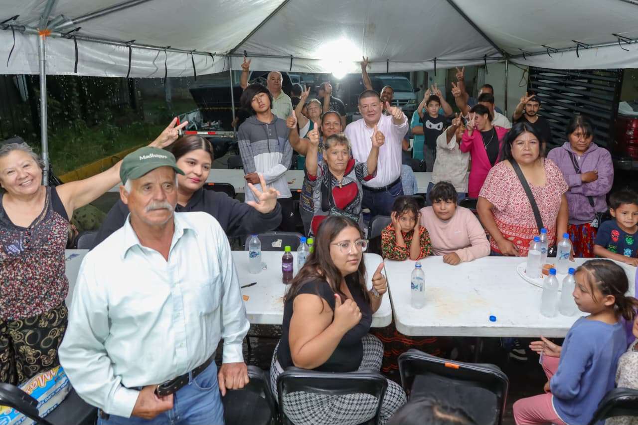 Ni la lluvia detuvo encuentro de Jáuregui con vecinos de Valle de la Madrid