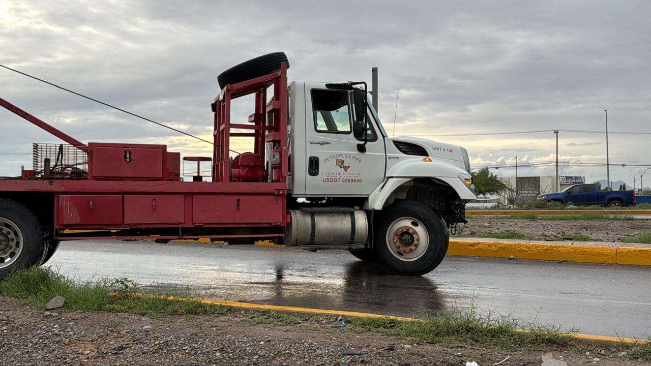 Vuelca tráiler en el bulevar Independencia y Ejido Los Sauces