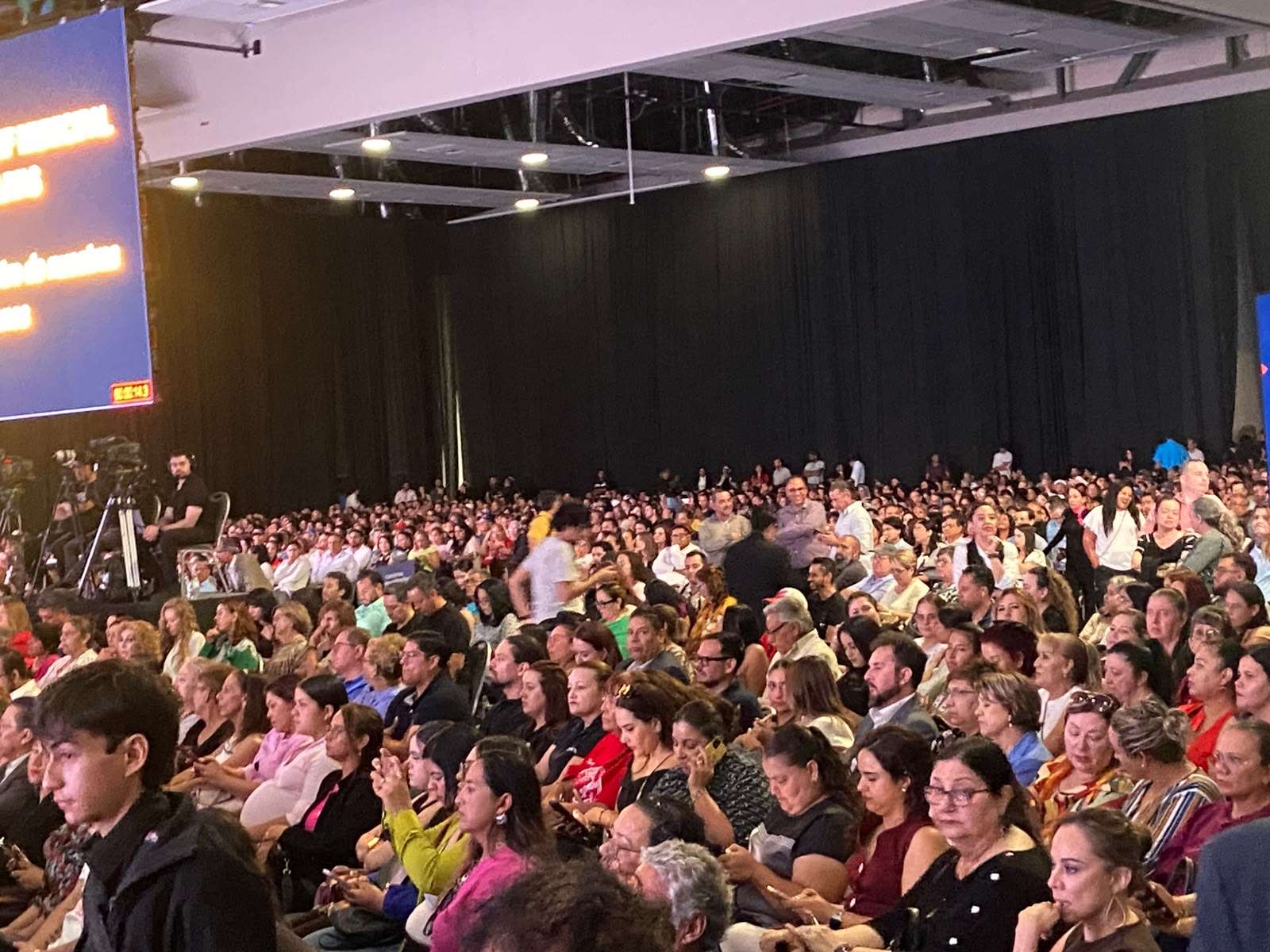 Asisten alrededor de 3 mil 500 a informe de Karina Olivas