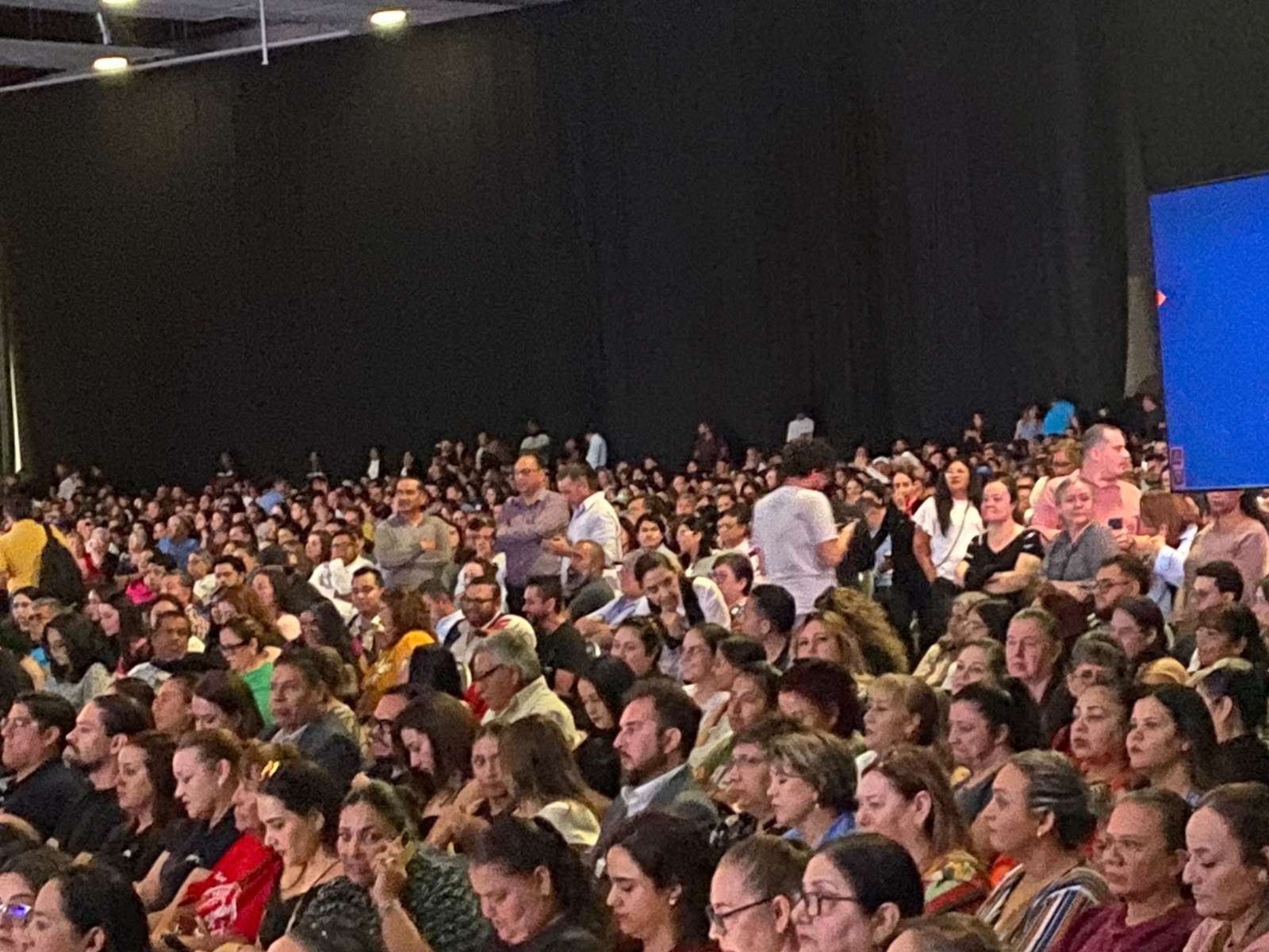 Asisten alrededor de 3 mil 500 a informe de Karina Olivas