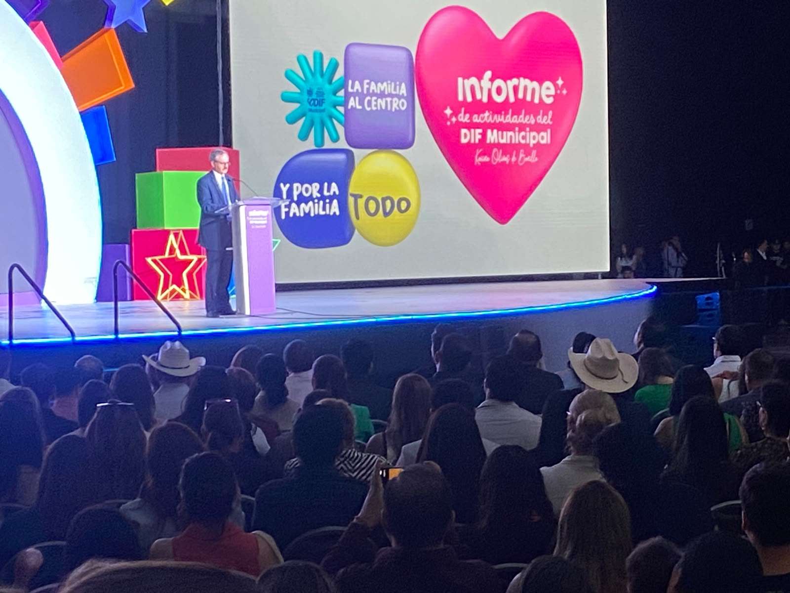 Asisten alrededor de 3 mil 500 a informe de Karina Olivas