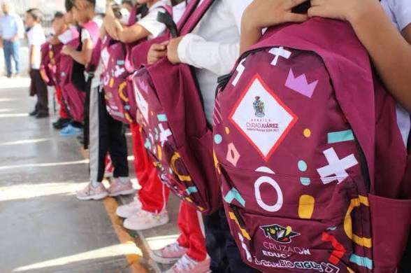 Retrasan lluvias entrega de mochilas y útiles escolares
