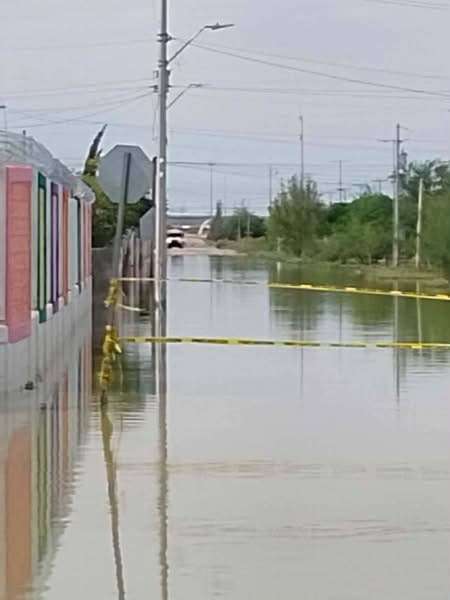 Claman por ayuda vecinos de Villas de Alcalá tras inundaciones en sus viviendas