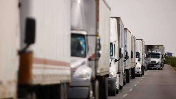 Pide CANACINTRA revisar capacidad de cruces ante largas filas de transporte de carga 
