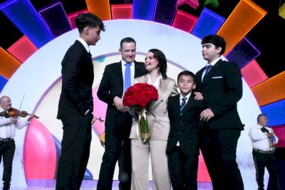 Agradece Bonilla a Karina Olivas con mariachi y rosas rojas 
