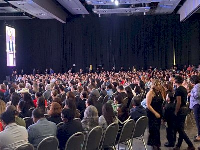 Asisten alrededor de 3 mil 500 a informe de Karina Olivas 