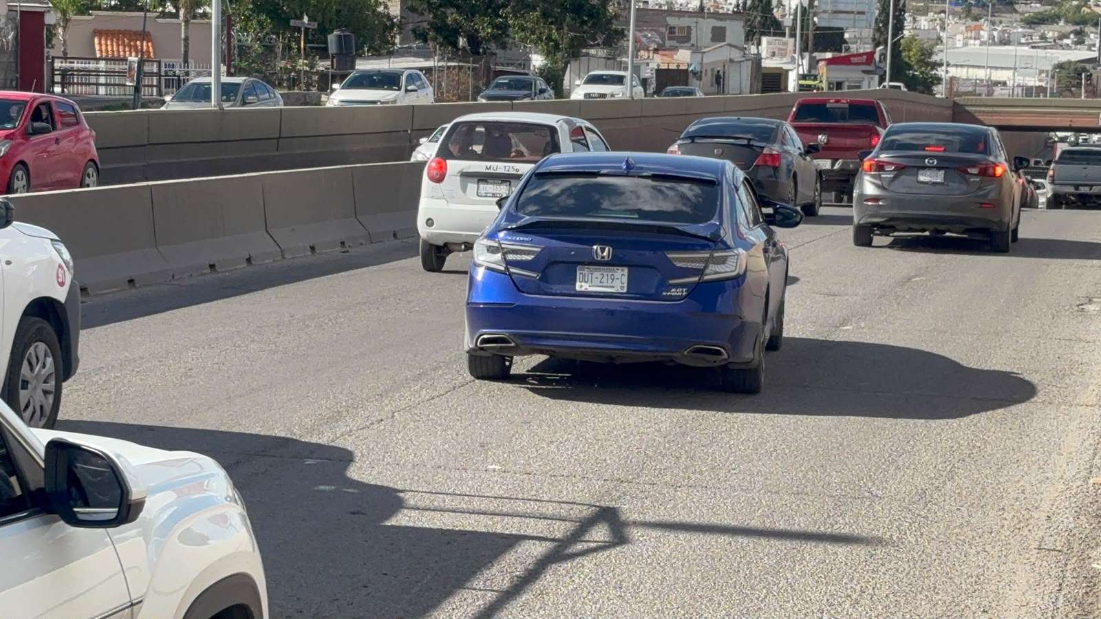 Genera caos vial choque en salida a Cuauhtémoc