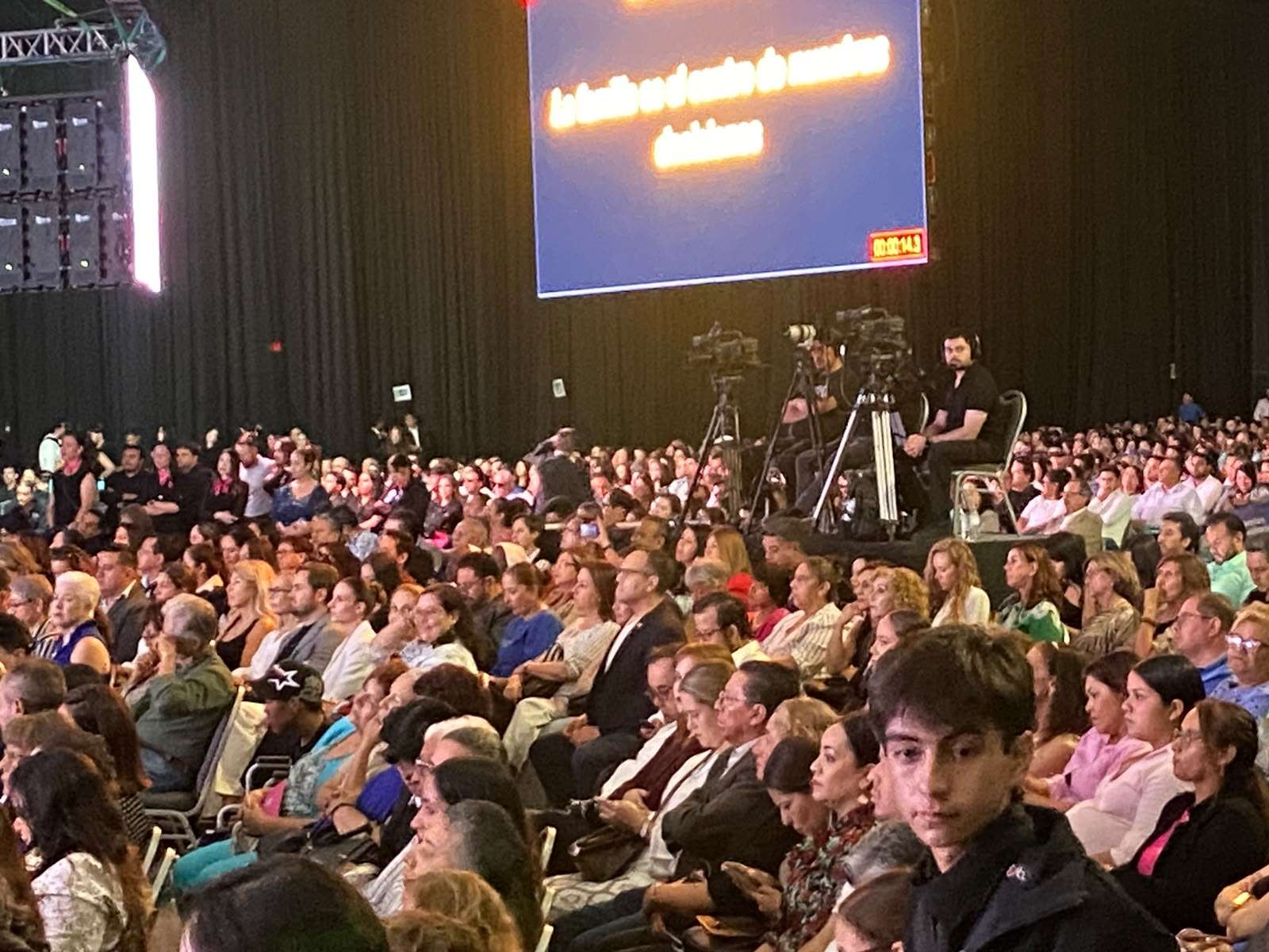 Asisten alrededor de 3 mil 500 a informe de Karina Olivas