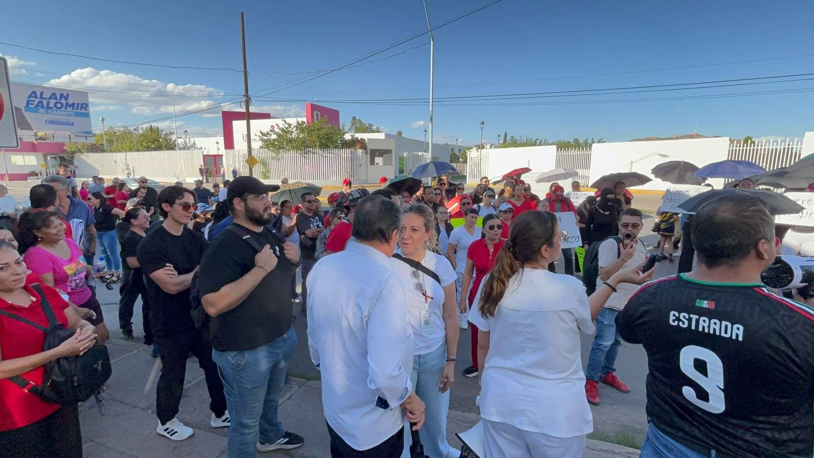 Mantienen trabajadores del Imss protesta frente al sindicato