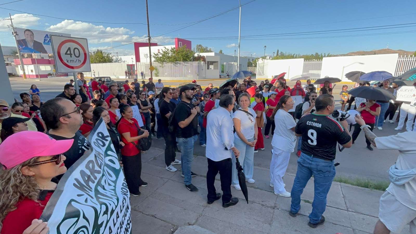 Mantienen trabajadores del Imss protesta frente al sindicato