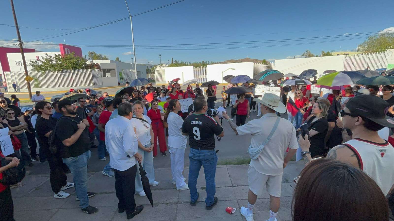 Mantienen trabajadores del Imss protesta frente al sindicato