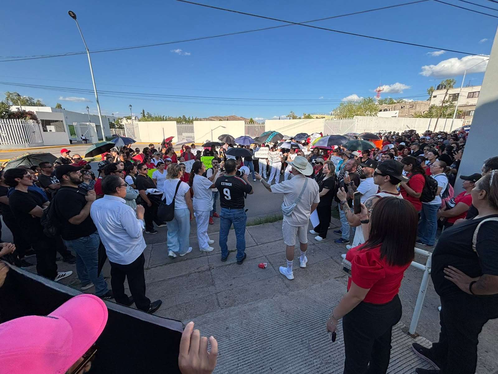 Mantienen trabajadores del Imss protesta frente al sindicato