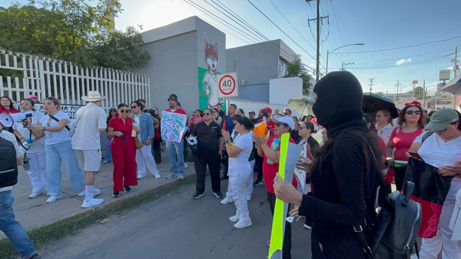 Mantienen trabajadores del Imss protesta frente al sindicato