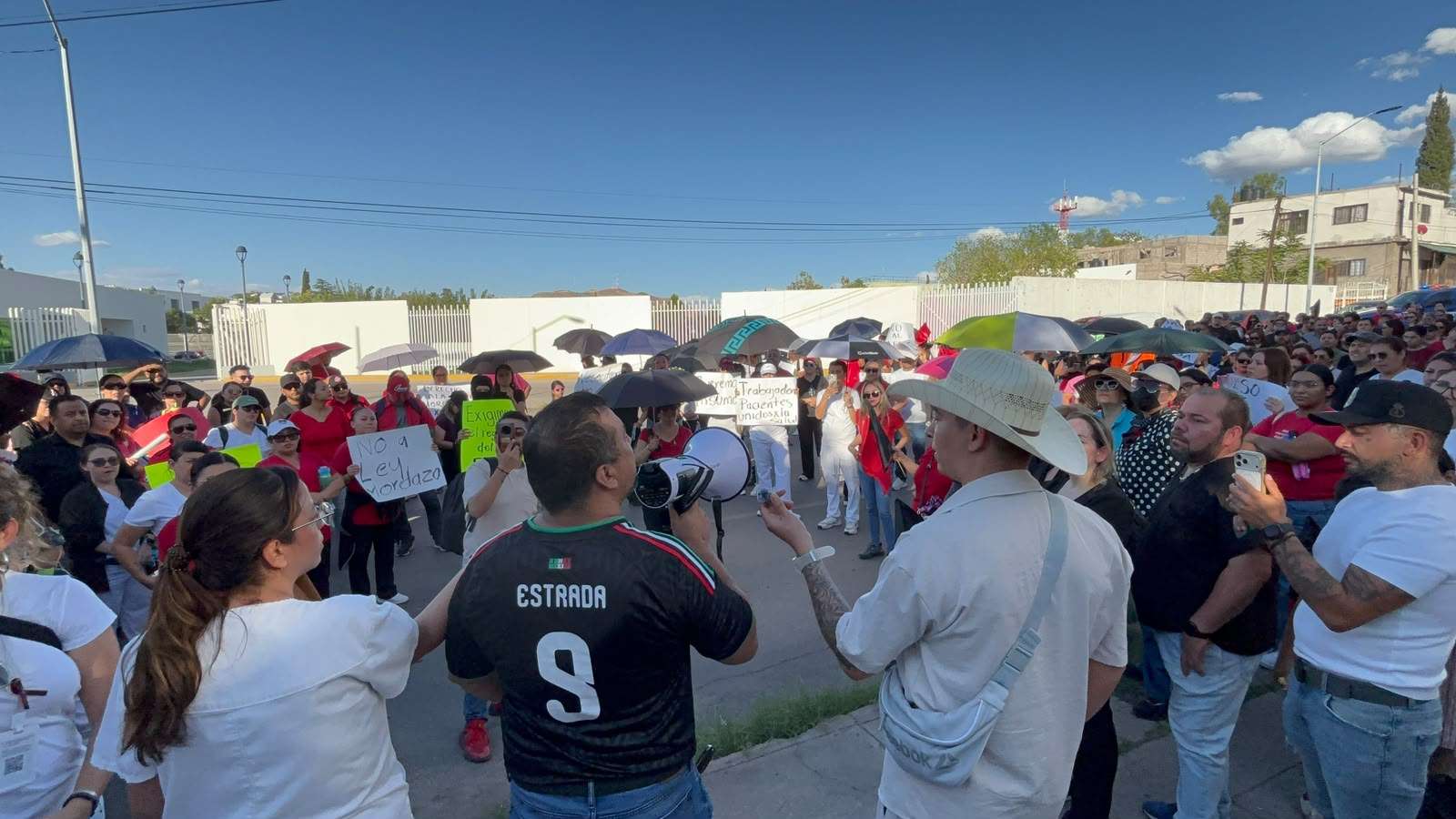 Mantienen trabajadores del Imss protesta frente al sindicato