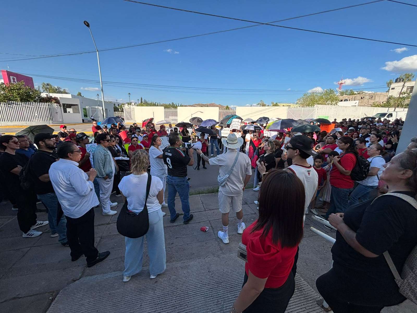Mantienen trabajadores del Imss protesta frente al sindicato