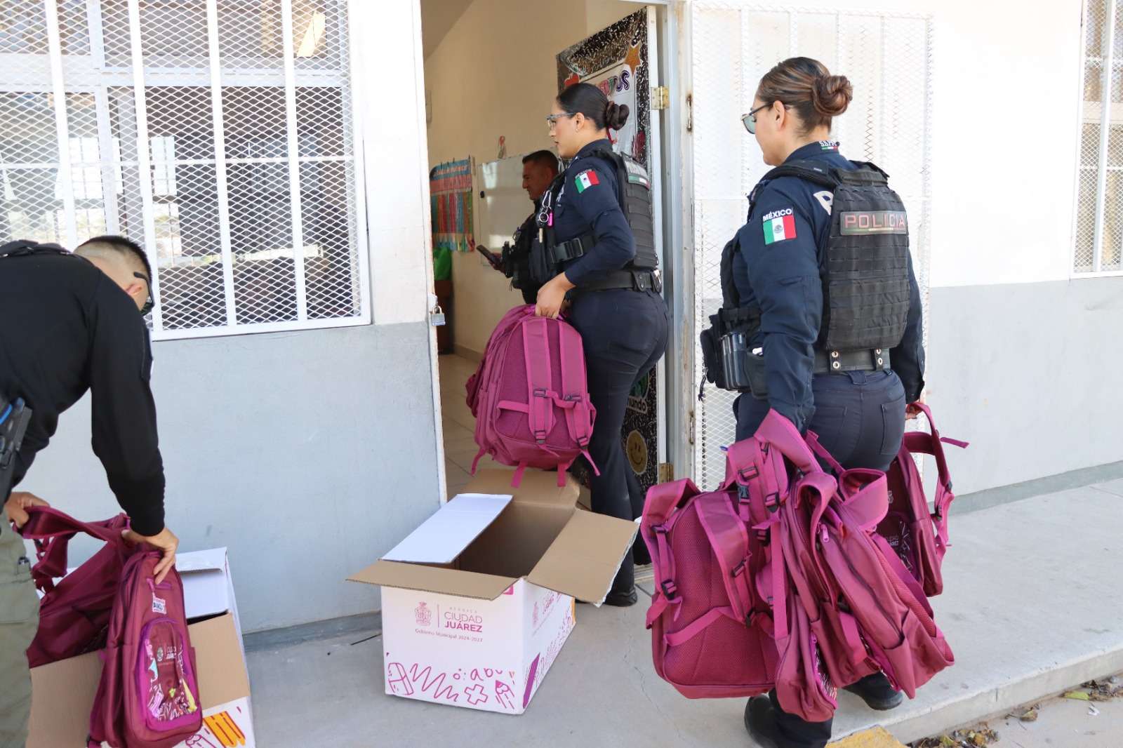 Entregan casi dos mil mochilas a estudiantes de cuatro primarias
