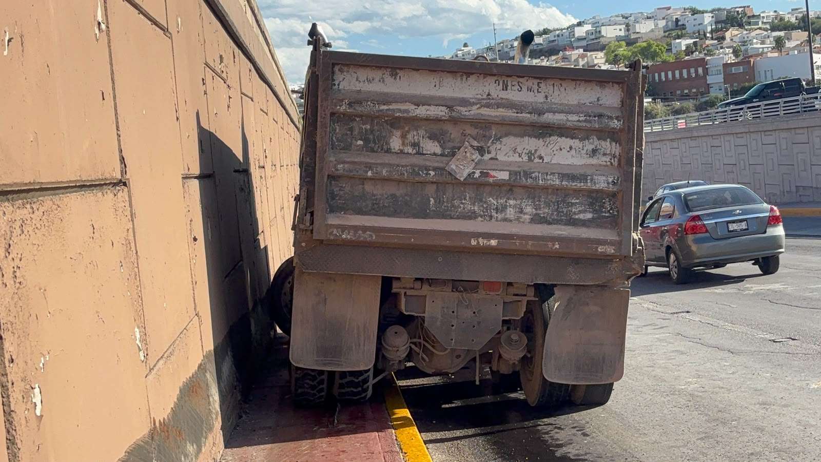 Choca camión de carga contra muro de contención en Perijuv