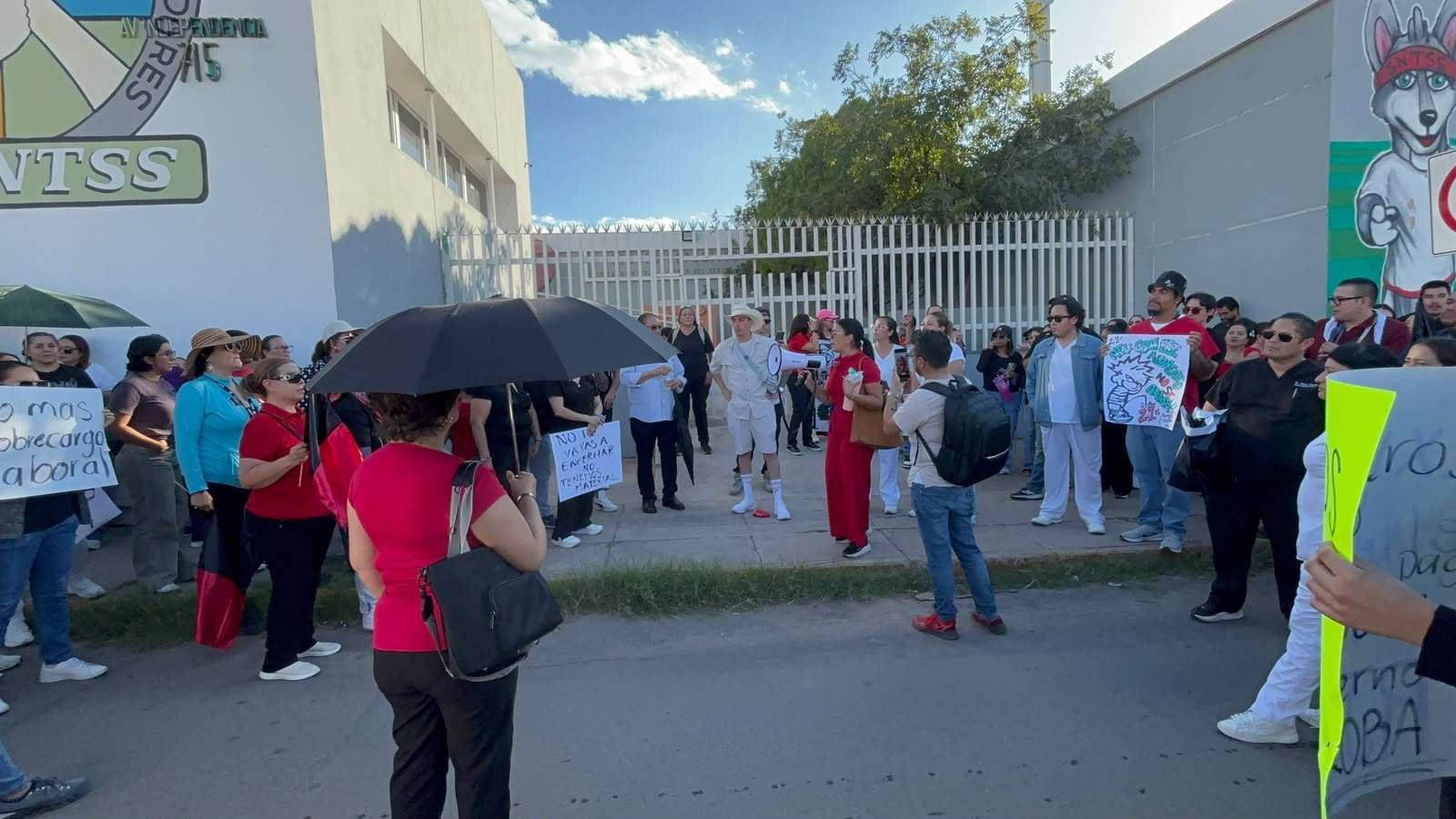 Mantienen trabajadores del Imss protesta frente al sindicato