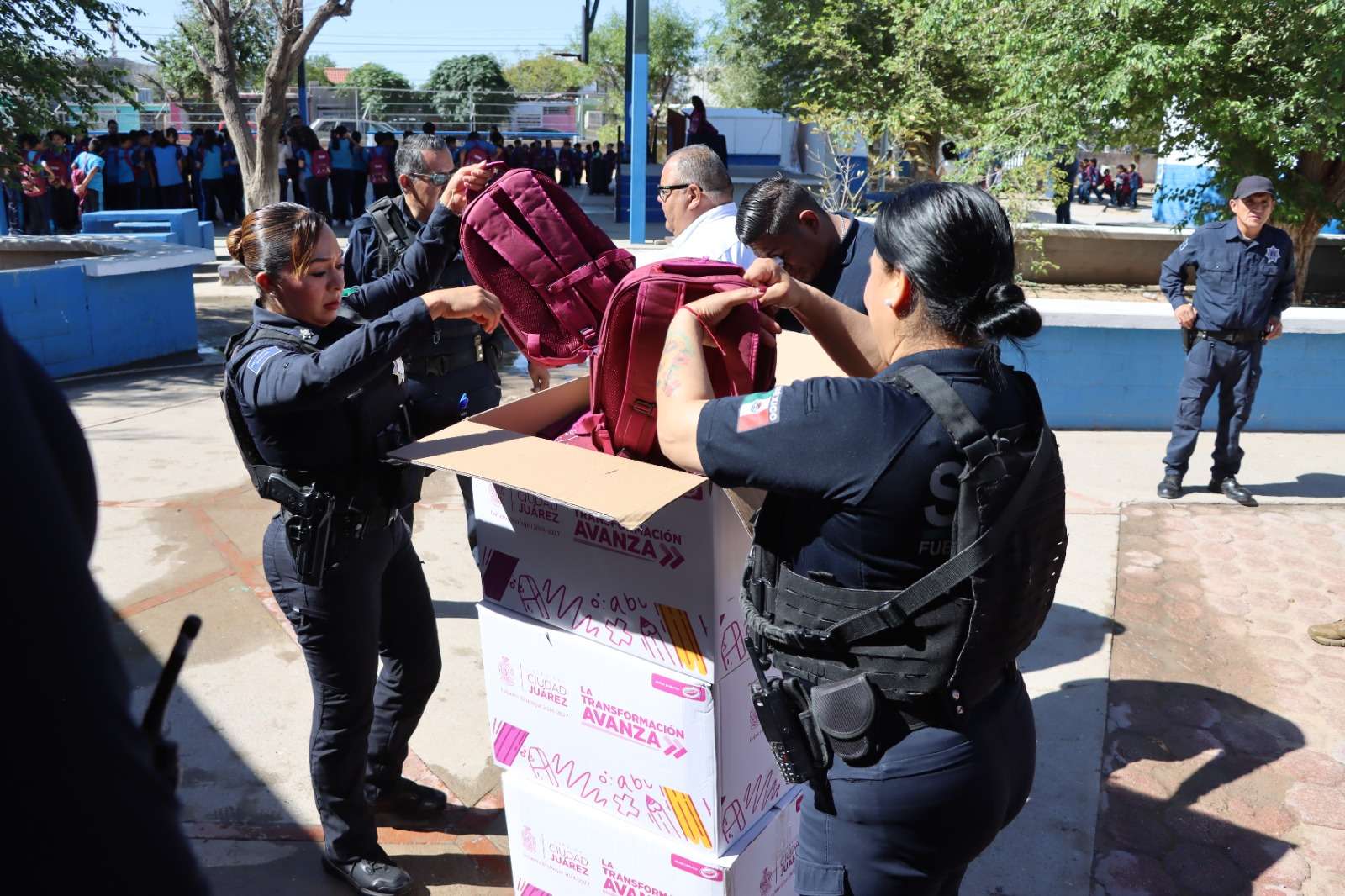 Entregan casi dos mil mochilas a estudiantes de cuatro primarias