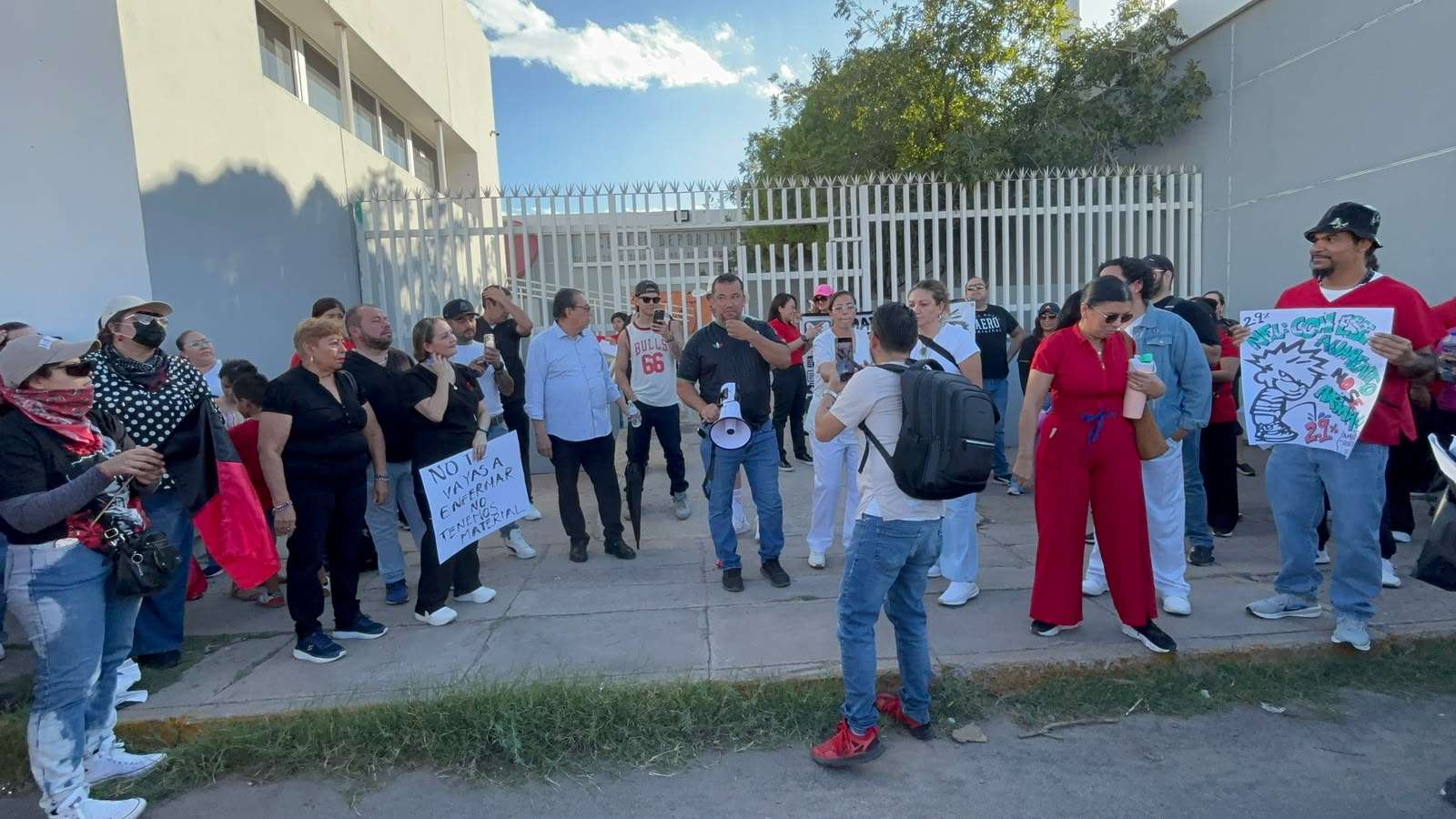 Mantienen trabajadores del Imss protesta frente al sindicato
