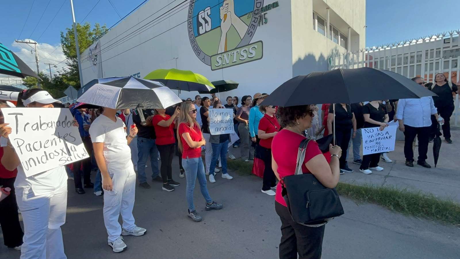 Mantienen trabajadores del Imss protesta frente al sindicato