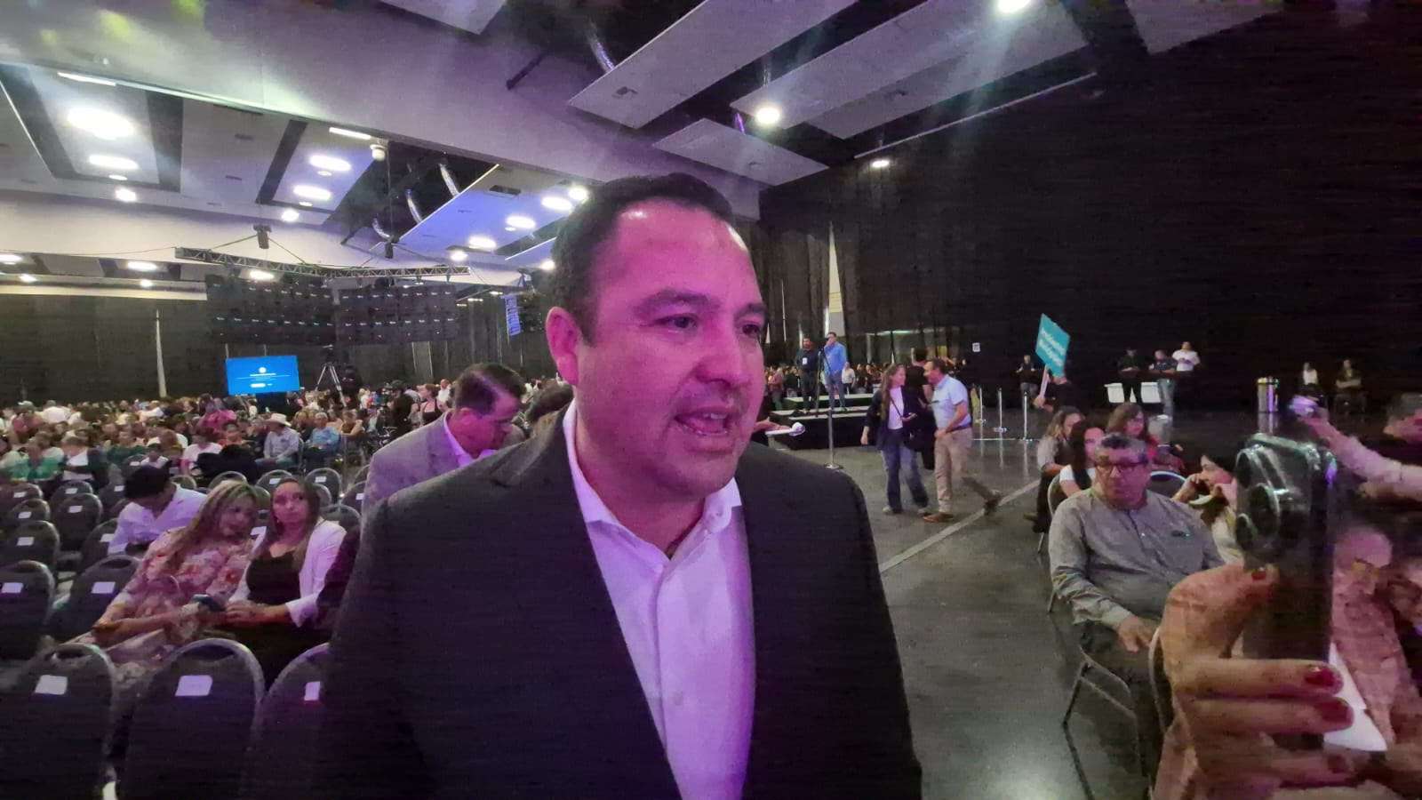 Cuestiona Valenciano fortaleza política de Cruz 