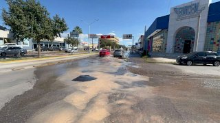 Inunda obra avenida Universidad; causa baches y caos vial en San Felipe