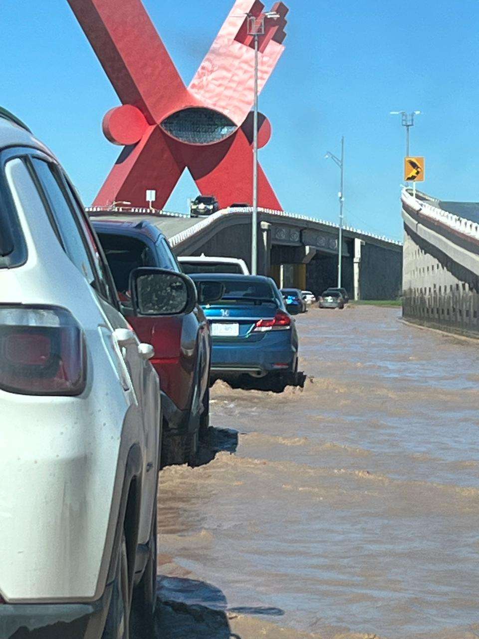 Provoca desborde del Río Bravo largas filas en el 4 Siglos 