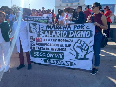 Marchan trabajadores del Imss; exigen mejores salarios