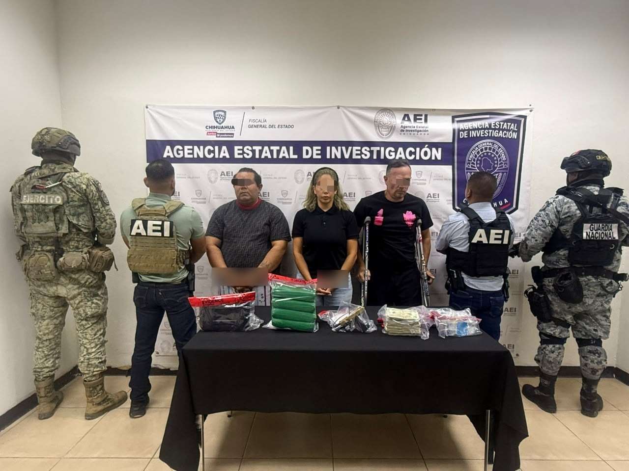 Detiene a tres con 5 kilos de cocaína, efectivo y un arma de fuego 