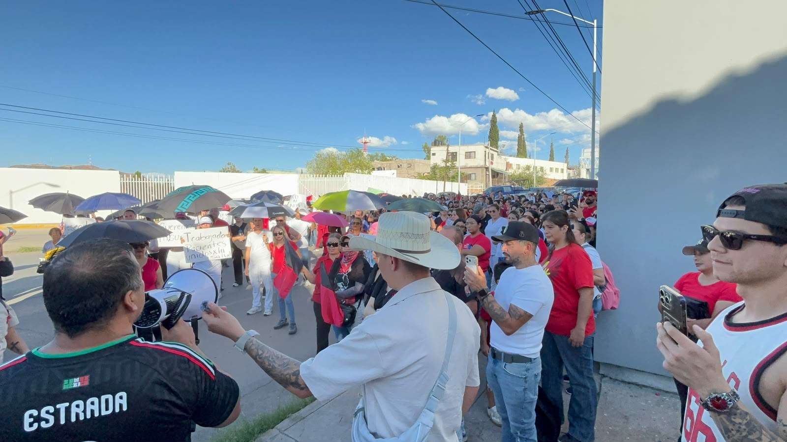 Mantienen trabajadores del Imss protesta frente al sindicato