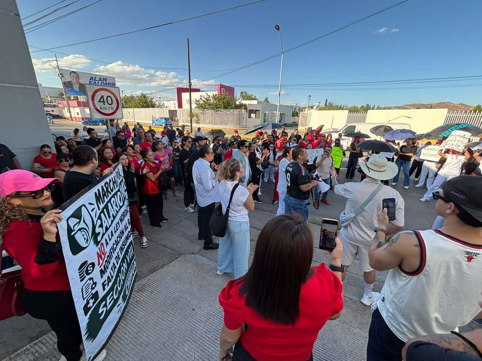 Mantienen trabajadores del Imss protesta frente al sindicato