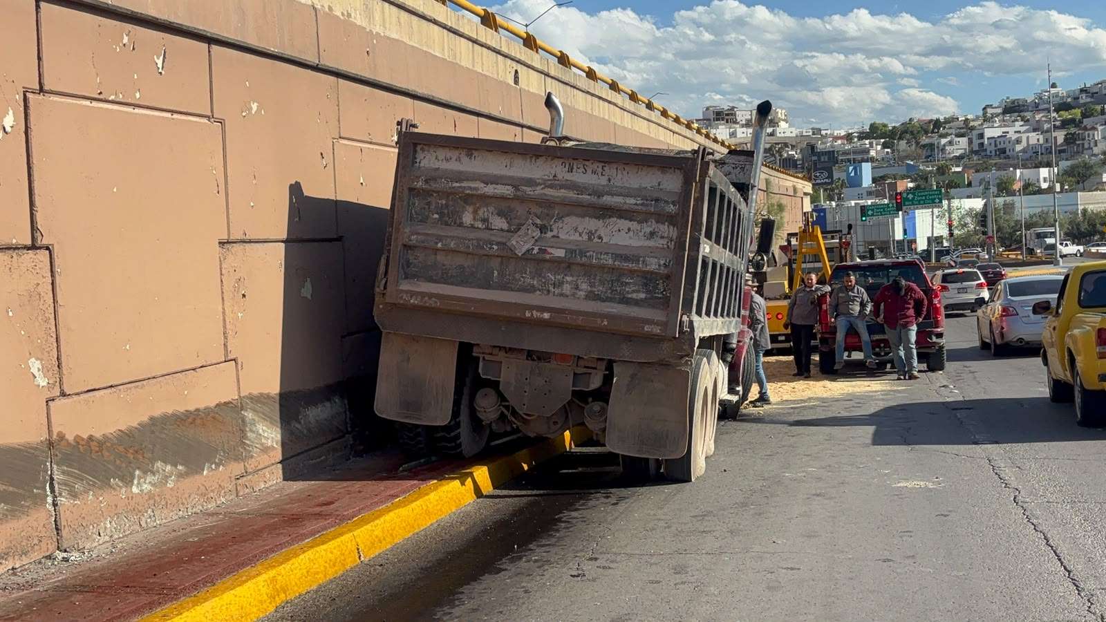 Choca camión de carga contra muro de contención en Perijuv