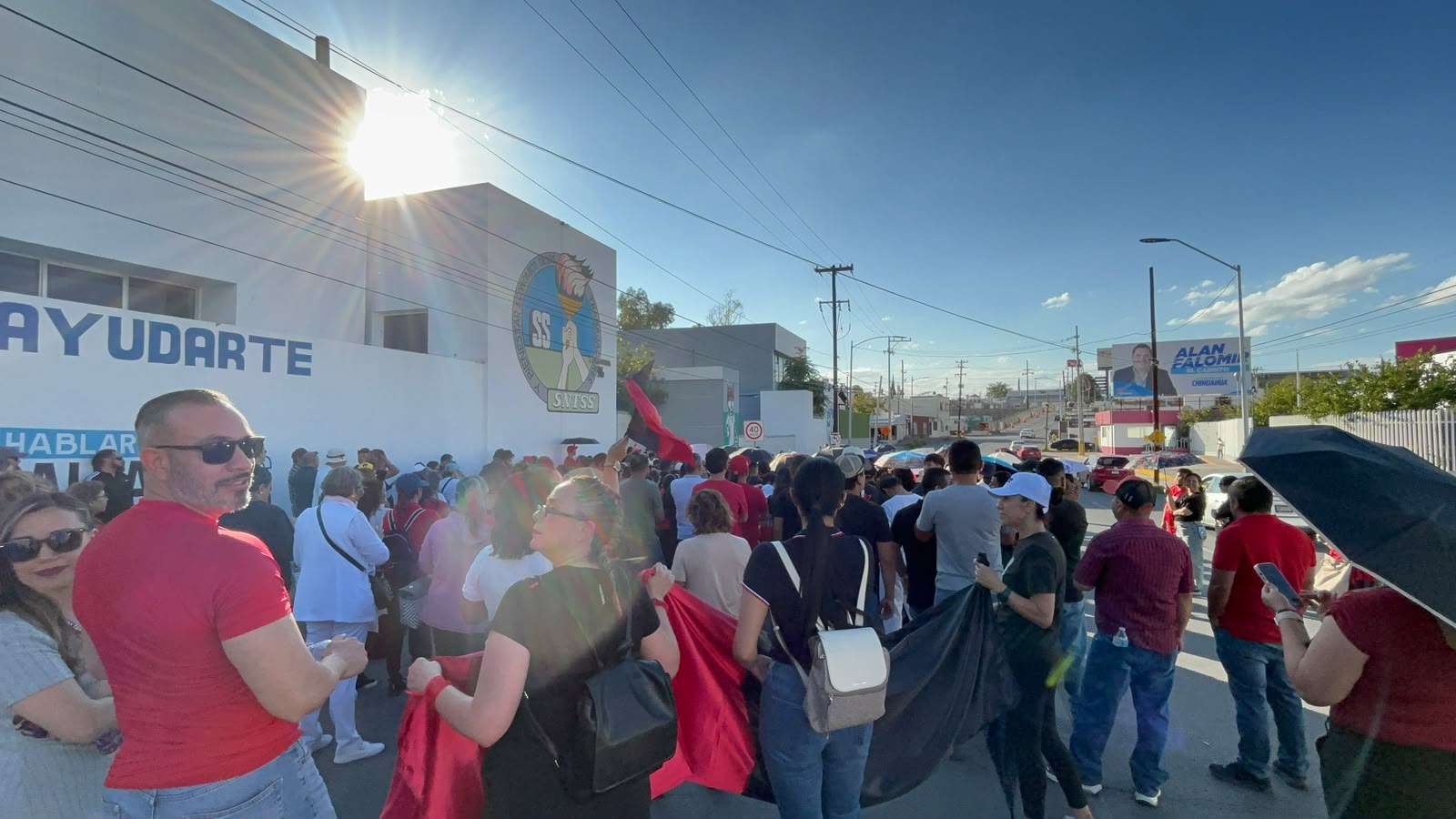 Mantienen trabajadores del Imss protesta frente al sindicato