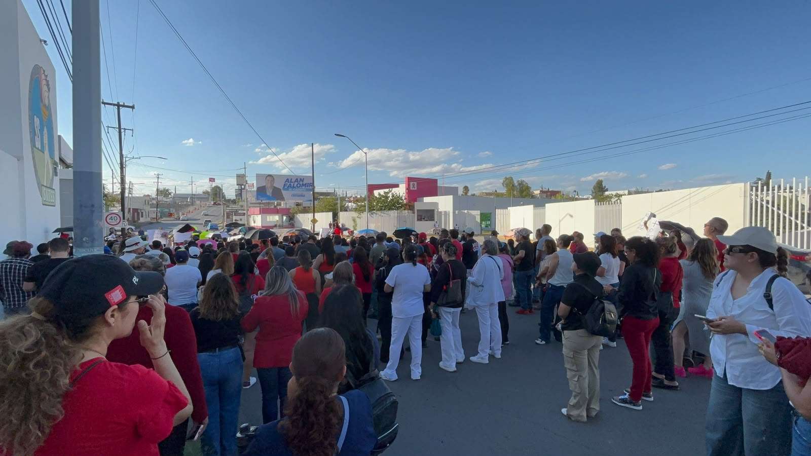 Mantienen trabajadores del Imss protesta frente al sindicato