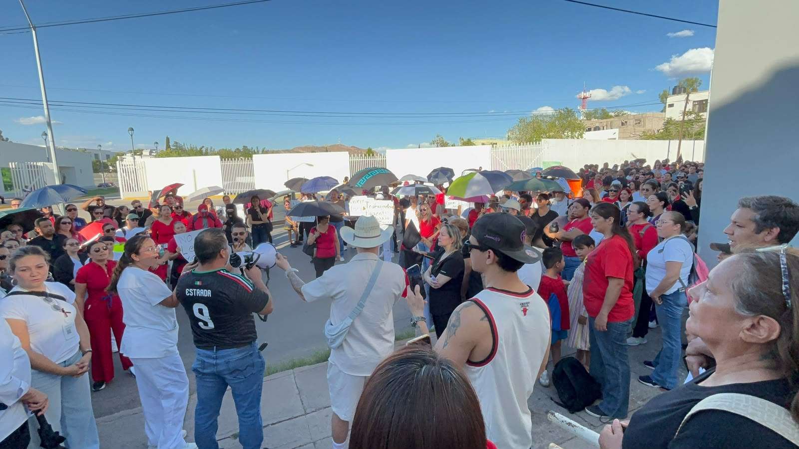 Mantienen trabajadores del Imss protesta frente al sindicato