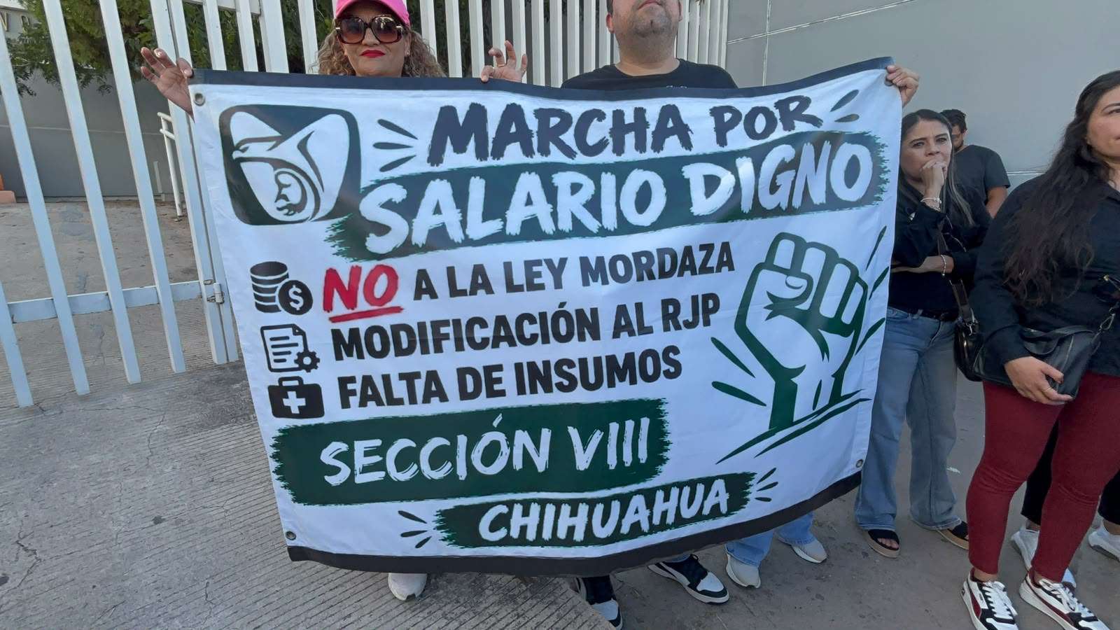 Mantienen trabajadores del Imss protesta frente al sindicato