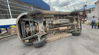 Vuelca camión repartidor tras fuerte choque en la 31y Aldama