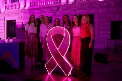 Iluminan de rosa Plaza de Armas por lucha contra cáncer de mama 